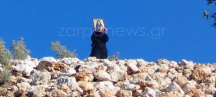 Απίστευτες εικόνες σε φωτιά στα Χανιά: Με εικονίσματα στα χέρια καλόγριες απέναντι στις φλόγες